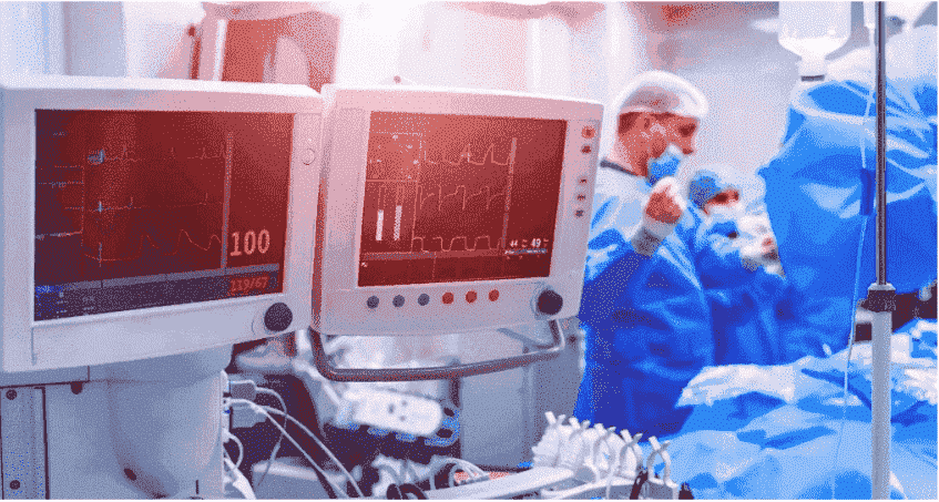 医生通过AI内窥镜对肠道健康状况进行深入检查