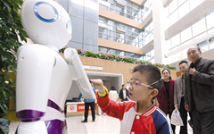 AI为医疗赋能 智慧医疗市场规模将达200亿 